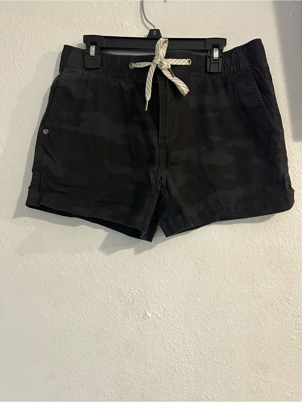 Vuori ripstop shorts  camo in haze  women’s size small